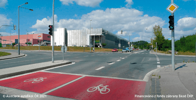 Ve zřízeném prostoru pro cyklisty na křižovatce se světelnými signály se mohou řadit pouze: