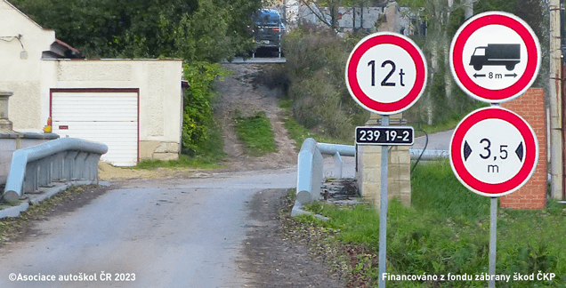 Smí do takto označeného úseku (na most), vjet řidič osobního automobilu délky 5 m s obytným přívěsem délky 6 m?