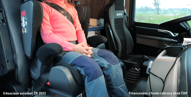 Pokud tomu nebrání interní předpis provozovatele vozidla, v kabině nákladního automobilu na sedadle spolujezdce vybaveném bezpečnostními pásy se: