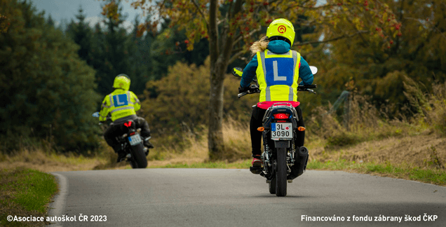 Jedete za dvěma motocykly, jejichž řidiči používají označení “L” (autoškola). Je vzhledem k bezpečnosti silničního provozu vhodné se zařazovat při předjíždění mezi tato vozidla?