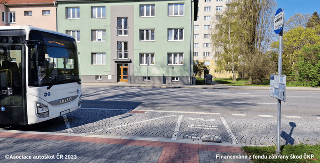 Řidič vozidla hromadné dopravy osob by měl s ohledem na nevidomé osoby ve vyobrazené dopravní situaci zastavit.