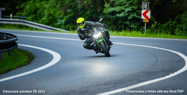Při průjezdu zatáčkou na motocyklu: