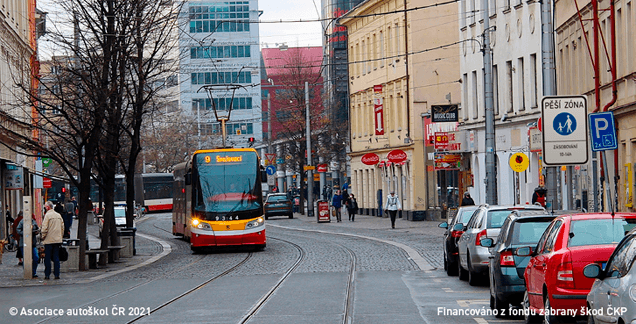 Řidič vozidla z výhledu se chystá odbočit vlevo. Musí dát přednost v jízdě tramvaji?
