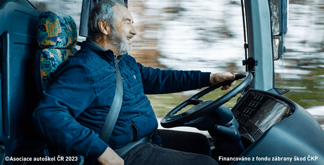 Řidič nákladního automobilu při běžném provozu (pokud tomu nebrání lékařským potvrzením doložené objektivní zdravotní důvody), musí být na sedadle vybaveném bezpečnostním pásem: