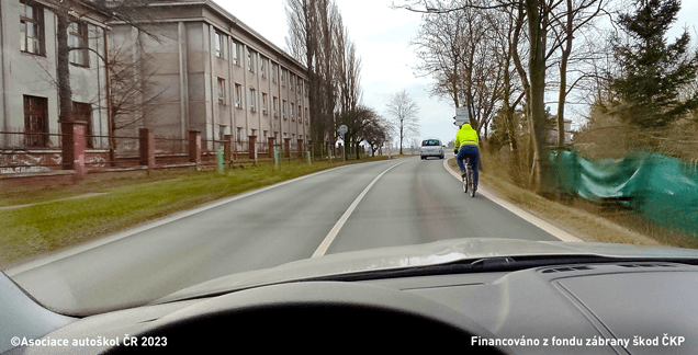 Smí řidič vozidla z výhledu přejíždět podélnou čáru souvislou při předjíždění cyklisty?