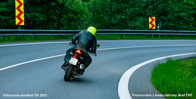 Při průjezdu mírné zatáčky na motocyklu: